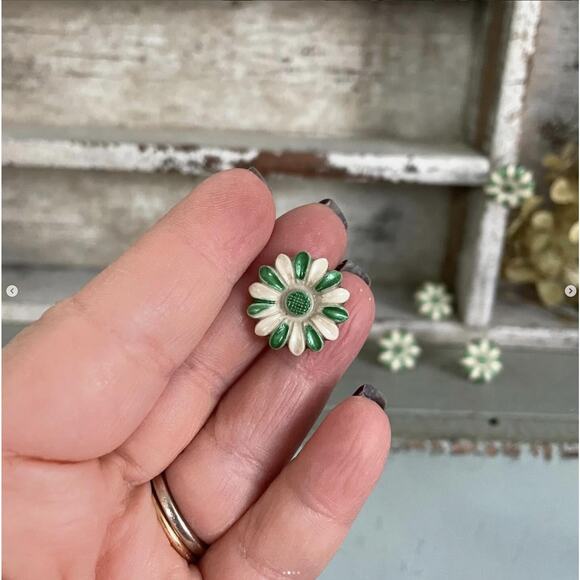 Vintage Push Pins Plastic Celluloid Flower Daisy Green White Cream SET OF 5 - Picture 2 of 4